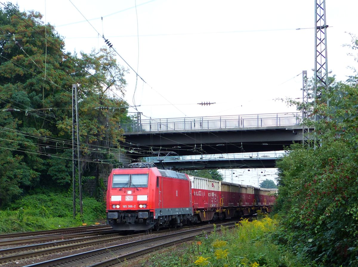 DB Schenker Lok mit G�terzug 185 366-2 Oberhausen 11-09-2015.

DB Schenker locomotief 185 366-2 Oberhausen 11-09-2015.
