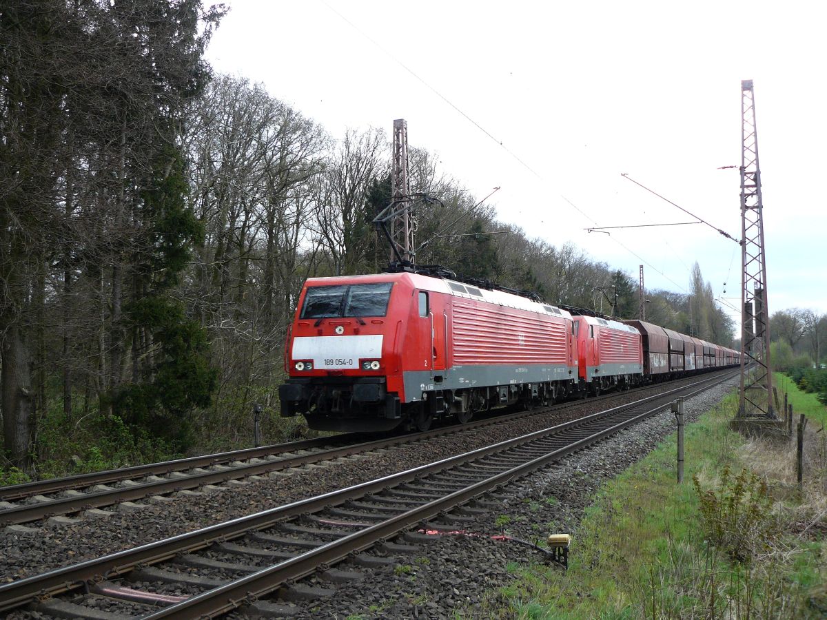 DB Schenker Lokomotive 189 054-0 zwischen Emmerich am Rhein und Wesel 17-04-2015.

DB Schenker locomotief 189 054-0 tussen Emmerich am Rhein en Wesel 17-04-2015.