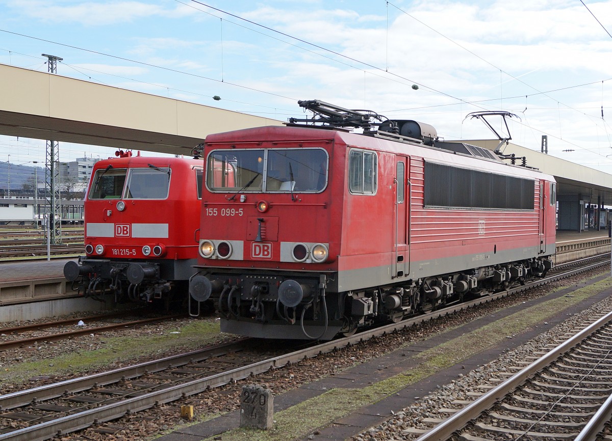 DB: Seltene Begegnung zwischen zwei Baureihen die eher selten in Basel Badischer Bahnhof beobatet werden knnen. Das Zusammentreffen von 181 215-5 und 155 099-5 wurde am 8. Januar 2015 im Bilde festgehalten.
Foto: Walter Ruetsch
