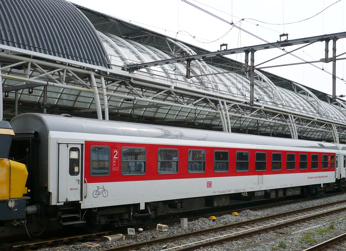 DB Sitzwagen mit Fahrradabteil Bauart Bomdz 236.9 mit Nummer 51 80 84-90 205-6 in EN 456 Gleis 7 Amsterdam Centraal Station 04-06-2014.

DB Zitrijtuig met fietsafdeling Bomdz 236.9 met nummer 51 80 84-90 205-6 in trein 456 op spoor 7 Amsterdam Centraal Station 04-06-2014.