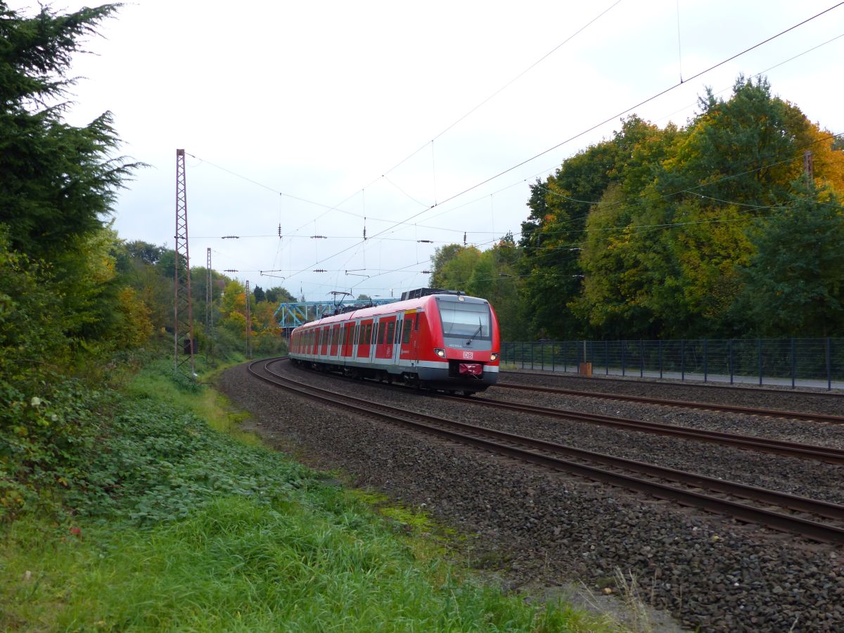 DB Triebzug 422 512-4 und 422 574-4 Winkhauser Talweg, M�lheim an der Ruhr 13-10-2017.

DB treinstel 422 512-4 en 422 574-4 Winkhauser Talweg, M�lheim an der Ruhr 13-10-2017.