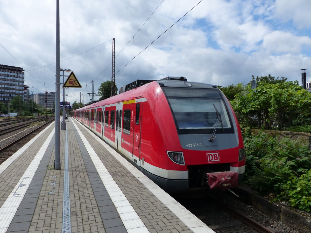 DB Triebzug 422 571-0 Gleis 1 Bahnhof D�sseldorf-Rath 09-07-2020.

DB treinstel 422 571-0 station spoor 1 D�sseldorf-Rath 09-07-2020.