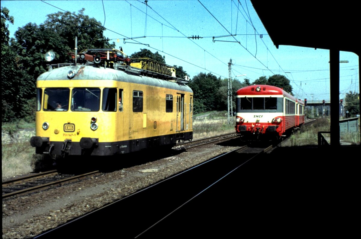 DB Turmtriebwagen 701 147 und SNCF XR 8388 in Nennig (SNCF) im September 1992.