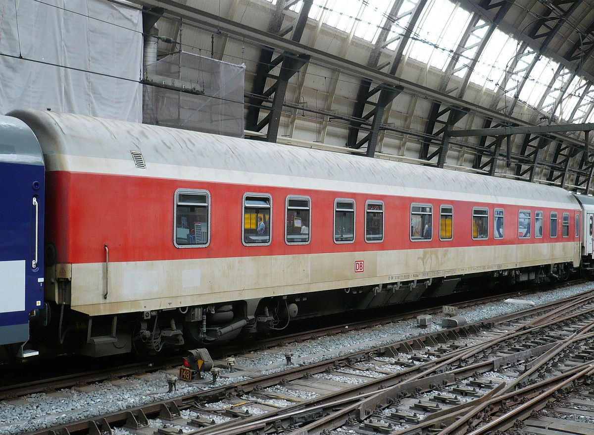 DB WLABmz Schlafwagen mit Nummer 61 80 72-90 010-2 in EN 456 Gleis 7 Amsterdam Centraal Station 04-06-2014.

DB WLABmz slaaprijtuig met nummer 61 80 72-90 010-2 in trein 456 spoor 7 Amsterdam Centraal Station 04-06-2014.