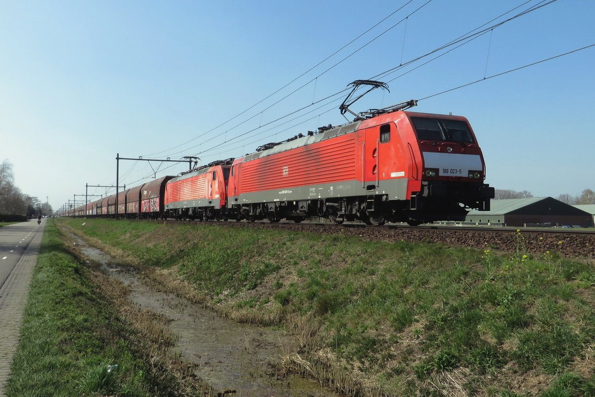 DBC 189 023 mit ein Leerkohlezug am Haken durchfahrt Roond am 31 März 2021.