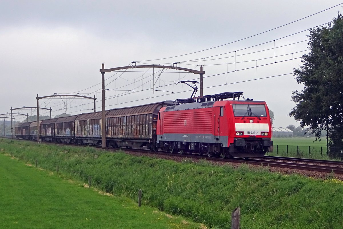 DBC 189 024 passiert Hulten mit deren Ganzzug am 16 Augustus 2019. 