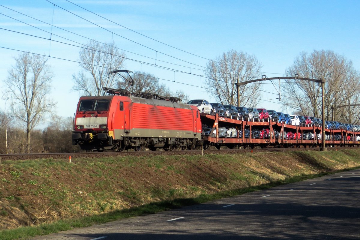 DBC 189 036 zieht ein FORD-PKW-Zug aus Dillingen (Saar) durch Boxtel ma 24 Februar 2021.