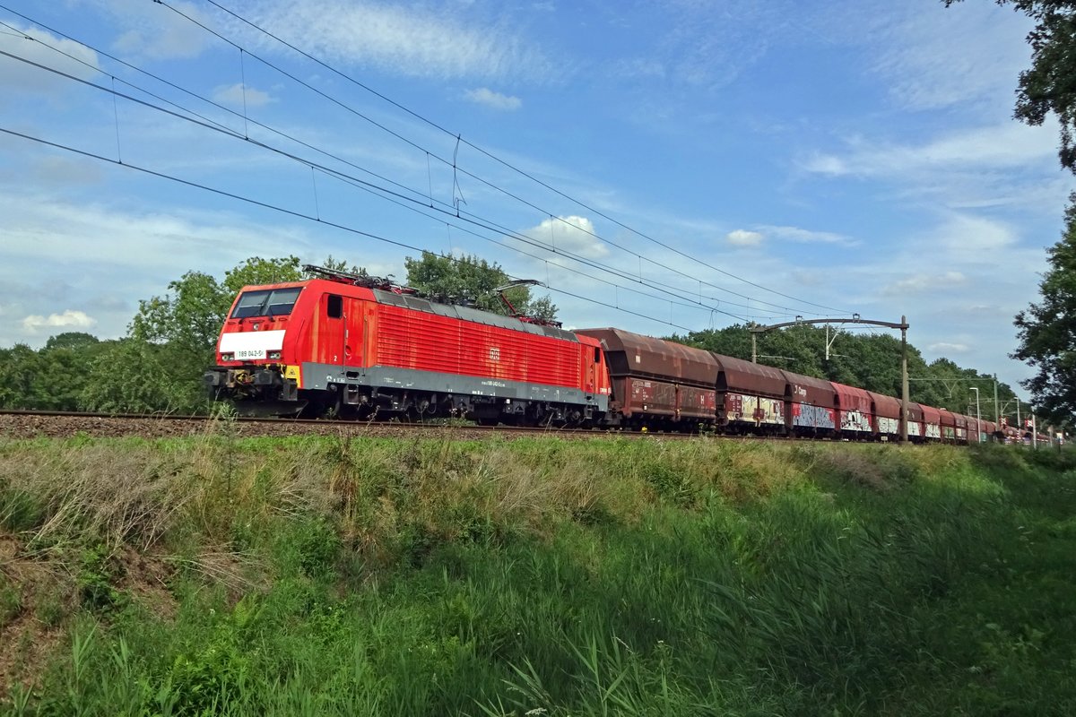DBC 189 042 schleppt ein Kohlezug durch Tilburg Oude warande am 4 Augustus 2019.