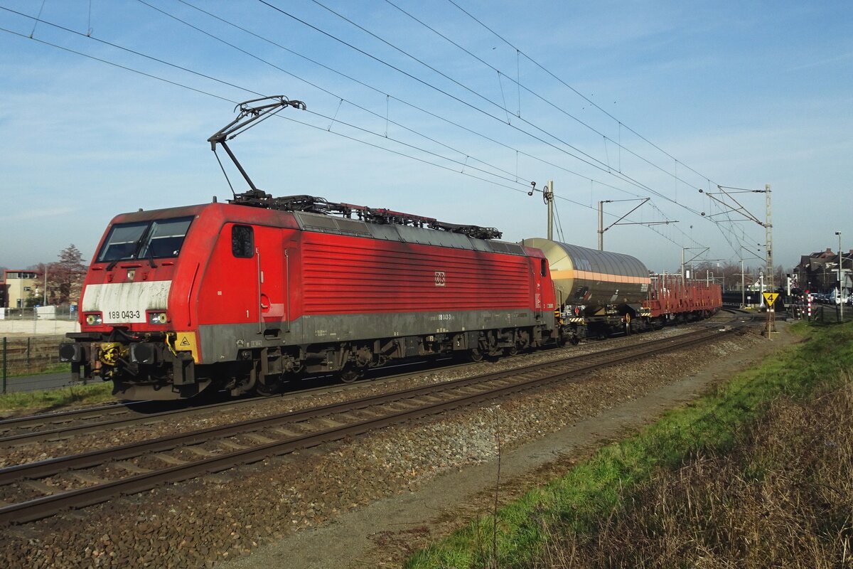 DBC 189 043 zieht ein Mischguterzug durch Venlo-Vierpaardjes am 15 Februar 2023.