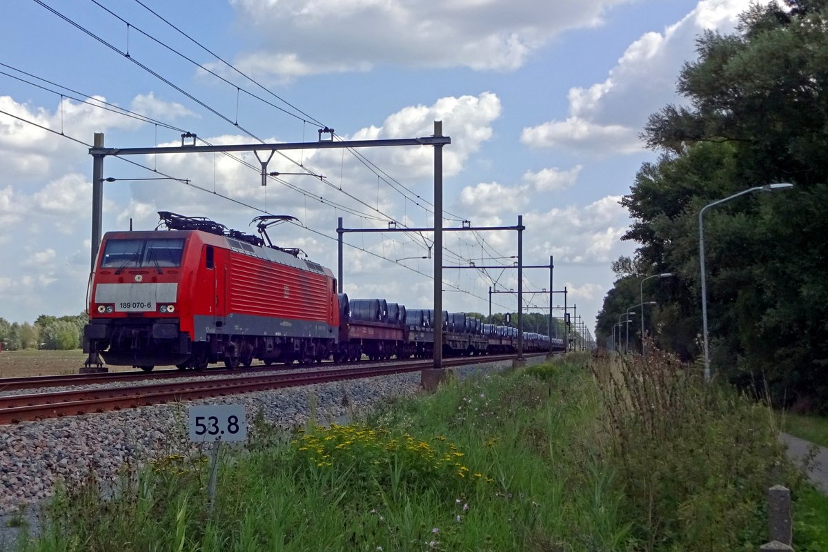 DBC 189 070 passiert mit ein Stahlrollenzug am Haken der Ortschaft Wijchen-Kraayenberg.