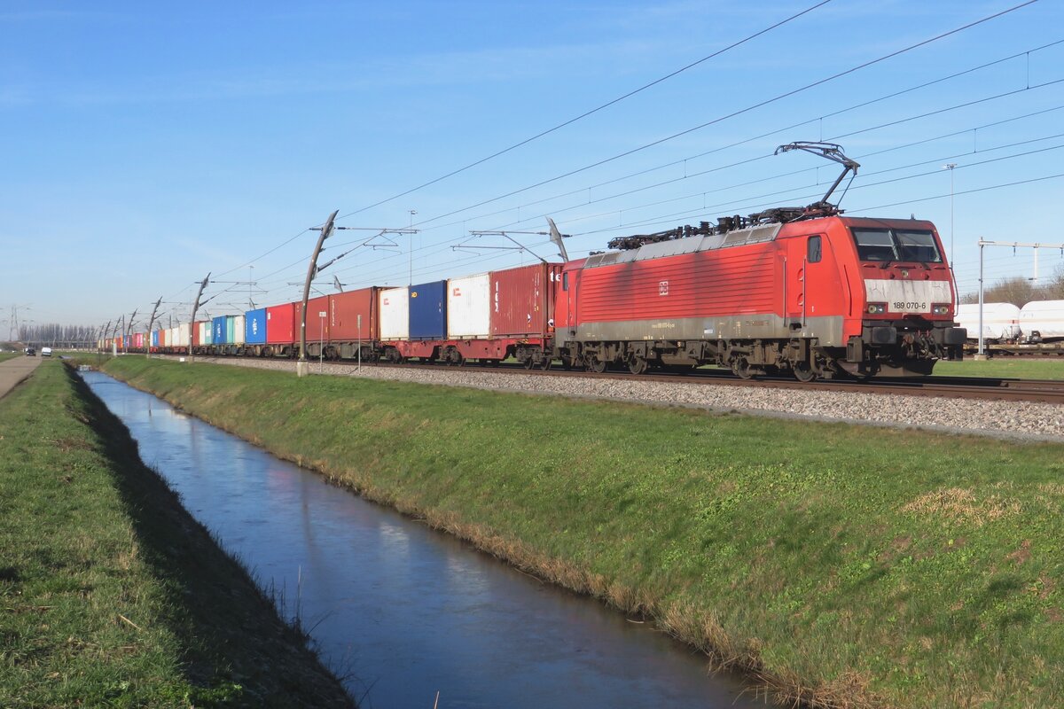 DBC 189 070 zieht ein Containerzug nach Duisburg durch Valburg CUP am 8 Februar 2023.