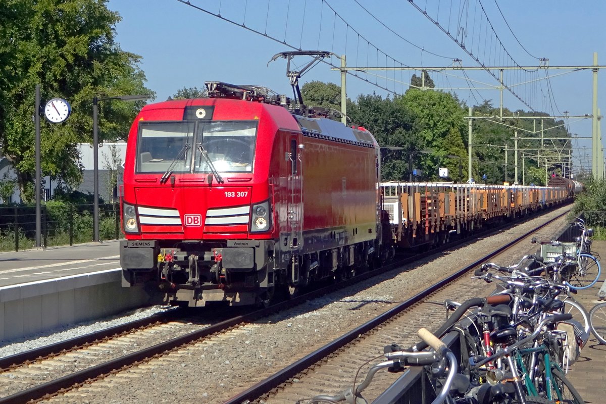 DBC 193 307 durchfahrt der Bahnhof von Oisterwijk am 28 Juni 2019. 