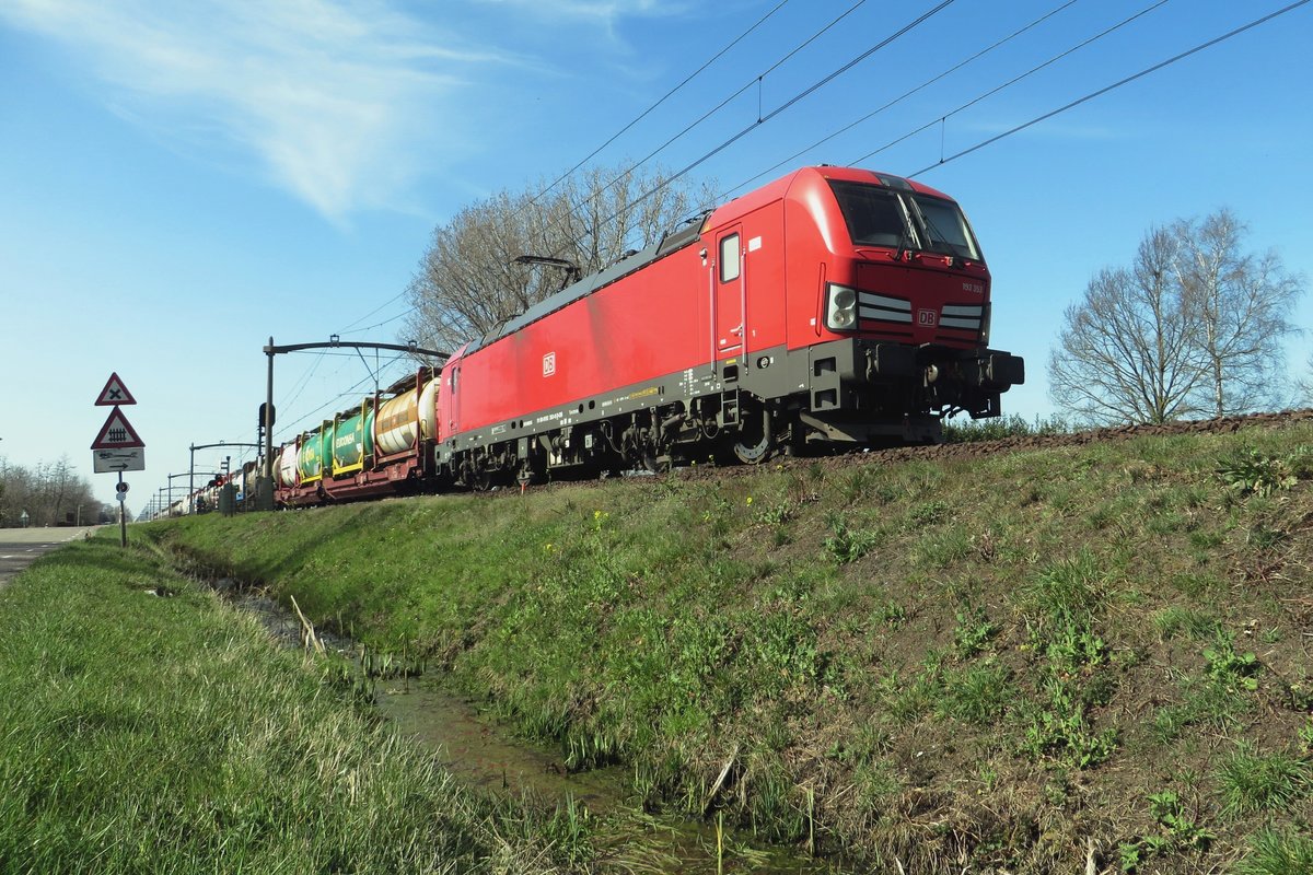 DBC 193 353 steht mit ein Mischguterzug am 30 März 2021 in Boxtel.