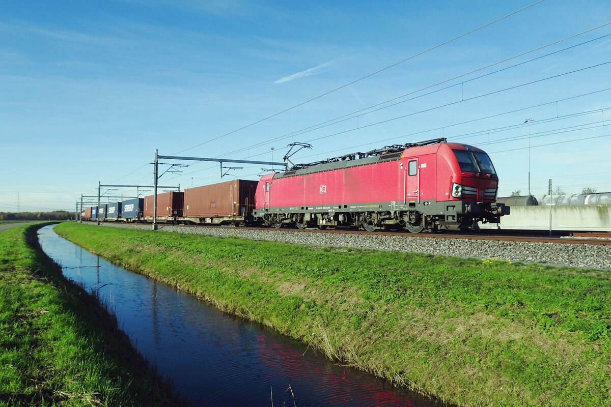 DBC 193 356 schleppt ein Containerzug bei Valburg am 13 November 2022.