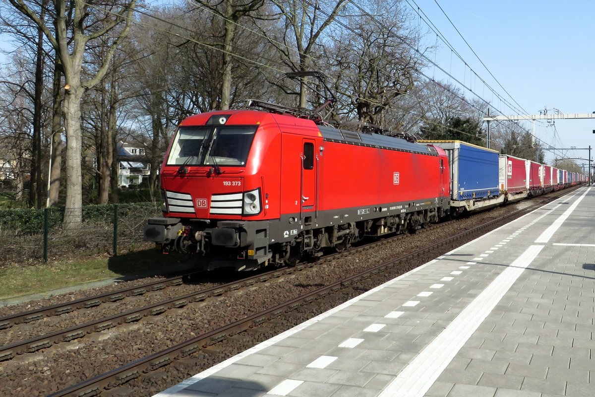DBC 193 373 zieht der Lovosice-KLV durch Tilburg-Universiteit am 31 März 2021.