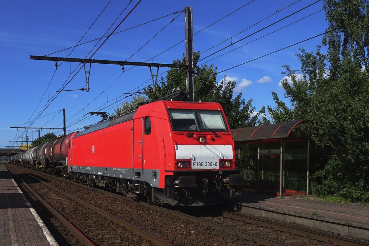 DBC/ECR 186 338 zieht am 14 Juli 2022 ein Kesselwagenzug durch Antwerpen Noorderdokken.