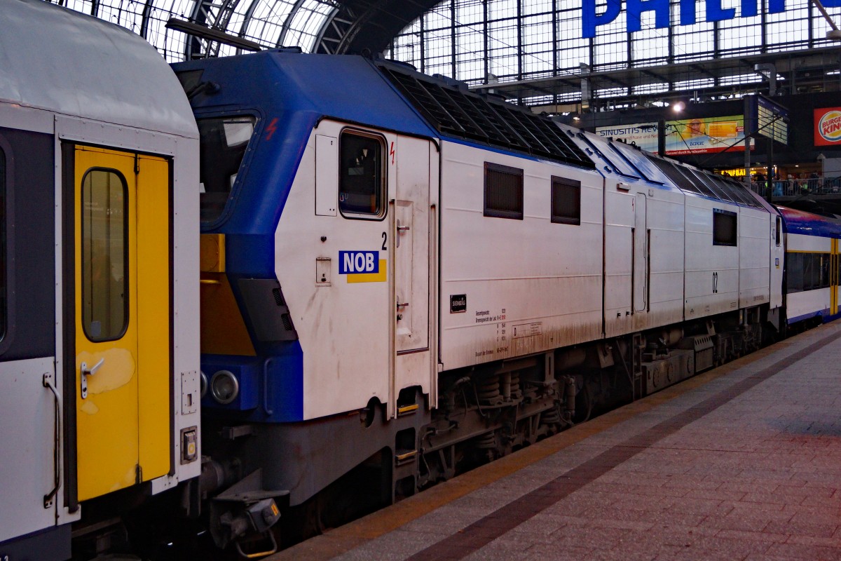 DB/NOB: Verstrkter Zug bei einem Zwischenhalt im Hauptbahnhof Hamburg am 17. Oktober 2015. Die Mak DE 2700.07 wurde zwischen der Stammkomposition und den ehemaligen Flex-Abteilwagen, die nur noch zu Verstrkungszwecken eingesetzt werden, eingereiht.
Foto: Walter Ruetsch