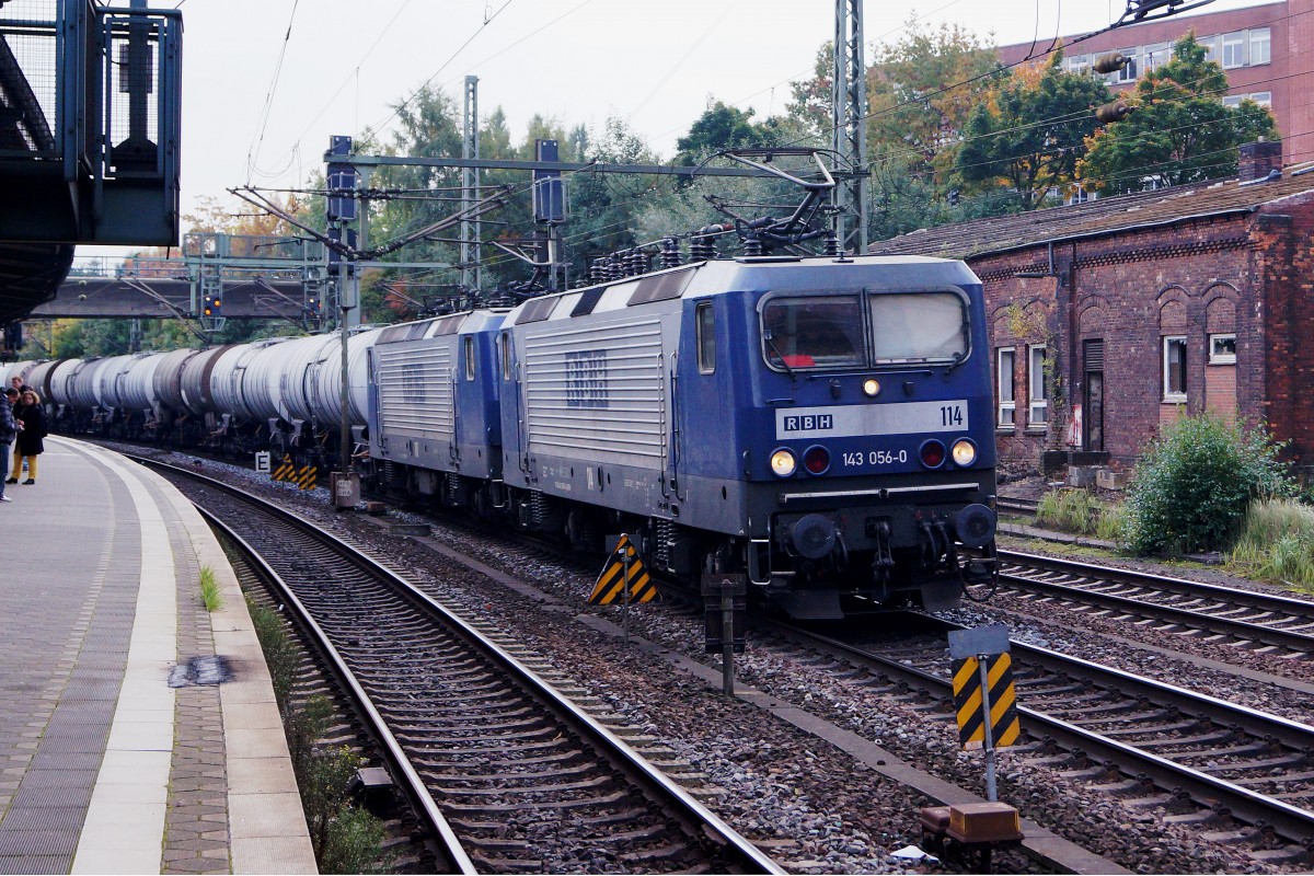 DB/RBH: Langer Kesselwagenzug der RBH-Locistics mit Doppeltraktion der BR 143 (ehemals DB/DDR) anlsslich der Bahnhofsdurchfahrt HAMBURG HARBURG am 13. Oktober 2015.
Foto: Walter Ruetsch 