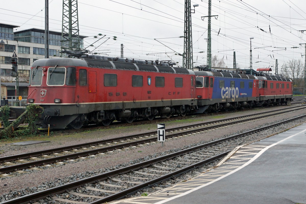 DB/SBB:DB: Fotografieren in Singen am 20. November 2015 trotz starkem Wind und Dauerregen. In Singen abgestellt waren die SBB Re 6/6 Lokomotiven 11632 DNIKEN, 620 012-5 REGENSDORF und 11621 TAVERE-TORRICELLA.
Foto: Walter Ruetsch