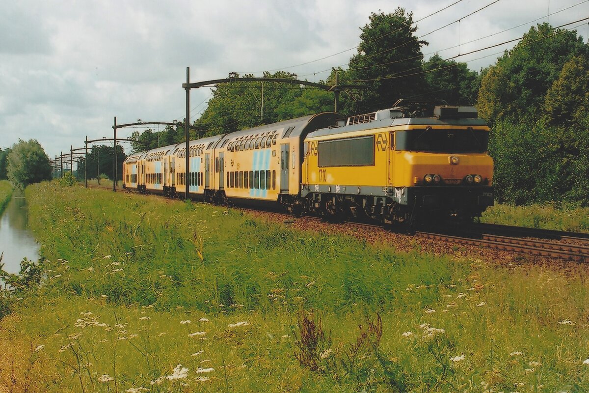 DD-AR mit 1710 passiert der Fotograf am 19 Augustus 2012 in der Nähe von Nijmegen-Dukenburg.