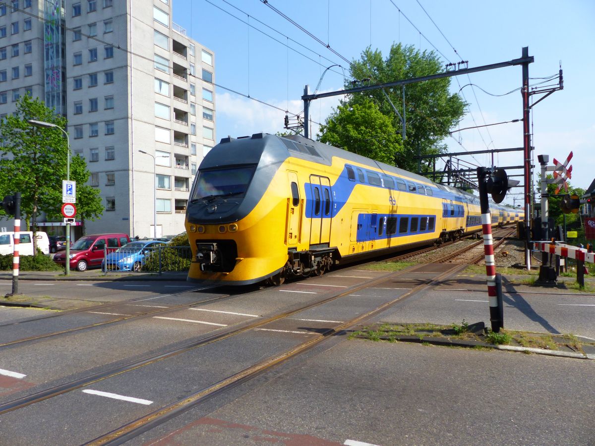 DD-IRM 8731 als Intercity von Utrecht nach Leiden. Bahn�bergang Morsweg, Leiden 12-05-2016.

DD-IRM 8731 als intercity van Utrecht naar Leiden. Overweg Morsweg, Leiden 12-05-2016.