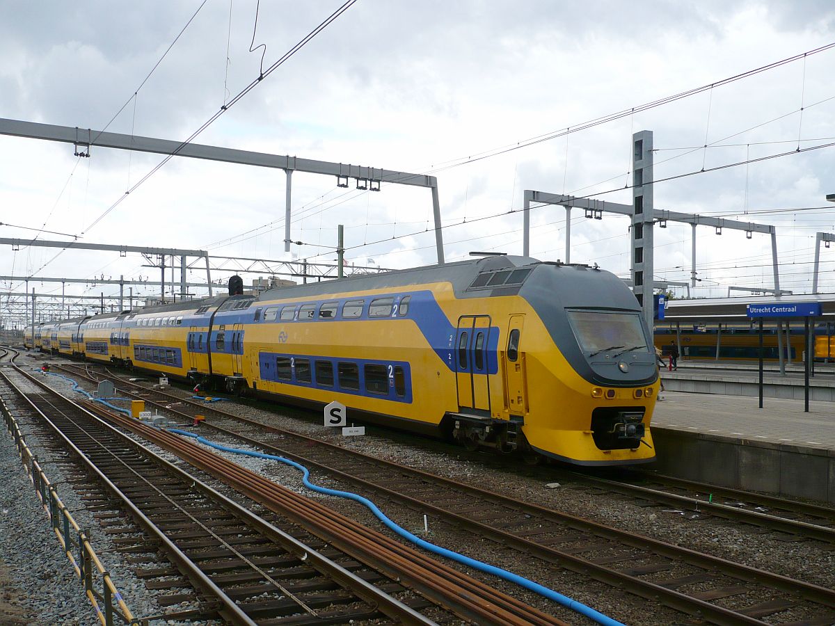 DD-IRM TW 8659 Gleis 15 Utrecht Centraal Station 19-06-2015.

DD-IRM treinstel 8659 spoor 15 Utrecht Centraal Station 19-06-2015.