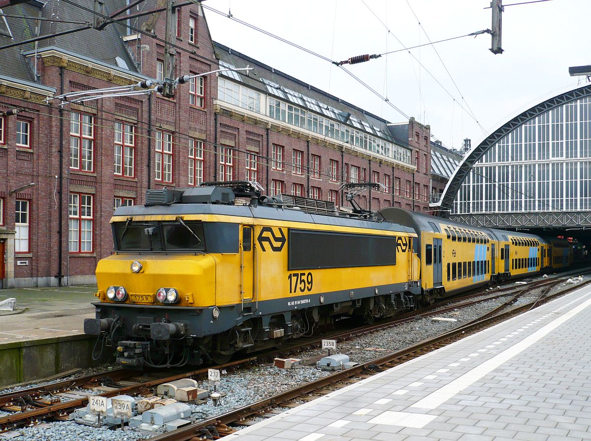 DDAR-3 Nummer 7339 mit Lok 1759. Spoor 2 Amsterdam Centraal Station 21-10-2015.

DDAR-3 nummer 7339 met loc 1759. Spoor 2 Amsterdam Centraal Station 21-10-2015.