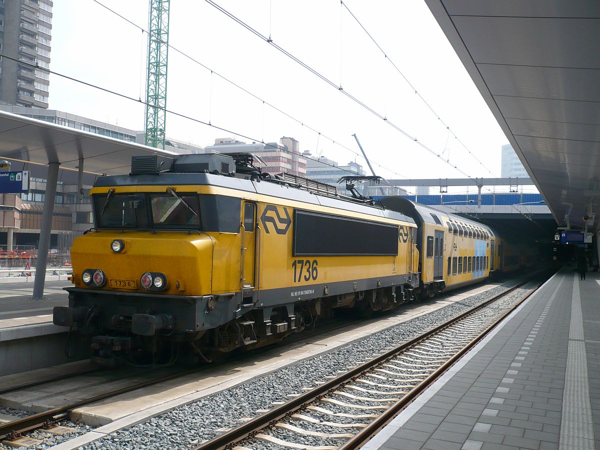 DDAR 7377 mit Lok 1736 Gleis 2 Utrecht Centraal Station 24-04-2015.

DDAR 7377 met locomotief 1736 op spoor 2 Utrecht Centraal Station 24-04-2015.