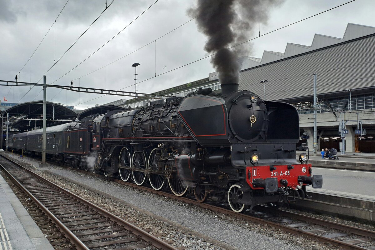 DDF 241A65 steht am grauen 15 Mai 2026 mit der SSN Jubileums Express Sonderzug in Luzern f�r die Reise nach Freiburg (Breisgau).