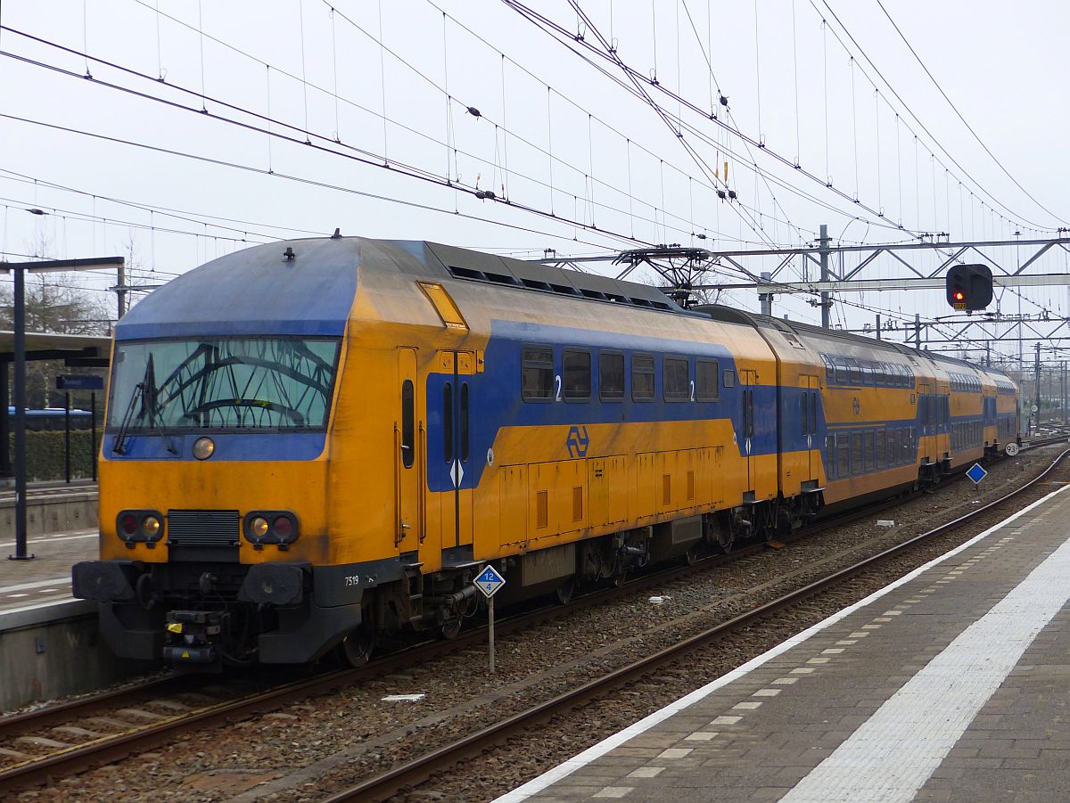 DDZ-4 TW 7519 Gleis 3b Dordrecht 16-02-2017.

DDZ-4 treinstel 7519 spoor 3b Dordrecht 16-02-2017.