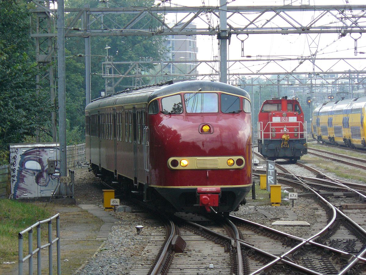 DE-III TW Plan U 114 einfahrt Amsterdam Centraal Station 20-09-2014.

DE-III dieseltreinstel Plan U 114 van het Nederlands Spoorwegmuseum bij aankomst spoor 1 Amsterdam Centraal Station 20-09-2014.