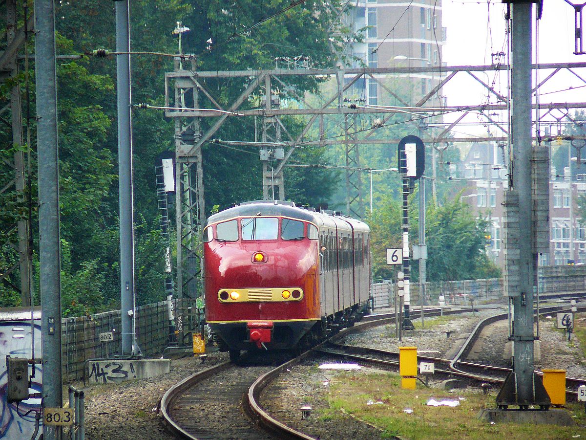 DE-III TW Plan U 114 einfahrt Amsterdam Centraal Station 20-09-2014.

DE-III dieseltreinstel Plan U 114 van het Nederlands Spoorwegmuseum bij aankomst spoor 1 Amsterdam Centraal Station 20-09-2014.