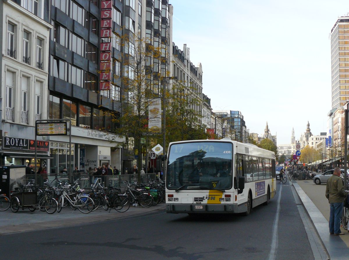 De Lijn Bus 4108 Van-Hool A330K Baujahr 2002. De Keyserlei, Antwerpen 31-10-2014.

De Lijn bus 4108 Van-Hool A330K bouwjaar 2002. De Keyserlei, Antwerpen 31-10-2014.