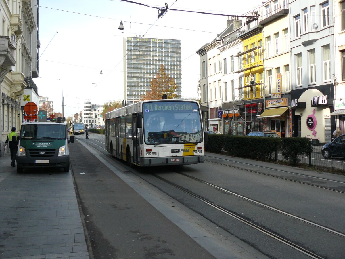 De Lijn Bus 4115 Van-Hool A330K Baujahr 2002. Gemeentestraat, Antwerpen 31-10-2014.

De Lijn bus 4115 Van-Hool A330K bouwjaar 2002. Gemeentestraat, Antwerpen 31-10-2014.