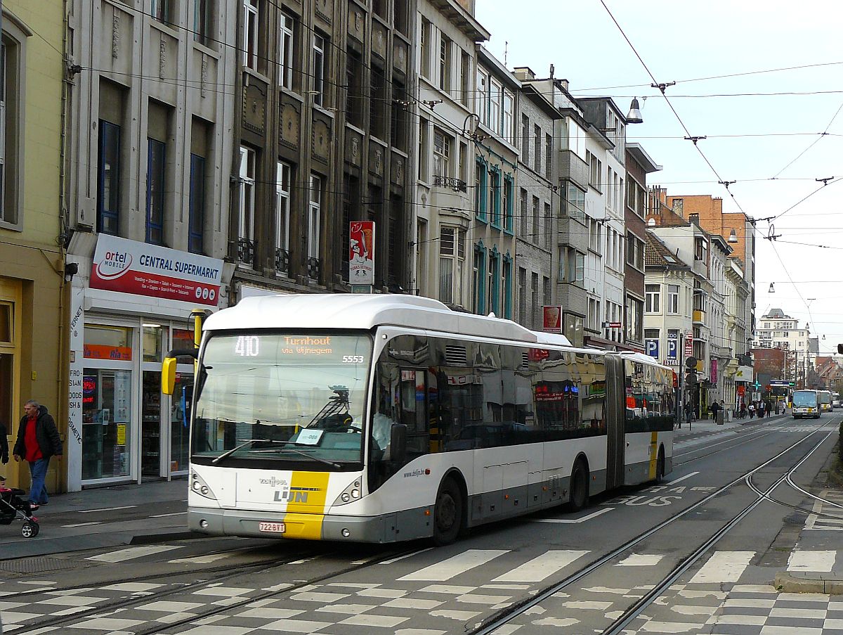 De Lijn Bus 5553 DAF Van Hool NewAG300 Baujahr 2010. Gemeentestraat, Antwerpen 31-10-2014.

De Lijn bus 5553 DAF Van Hool NewAG300 bouwjaar 2010. Gemeentestraat, Antwerpen 31-10-2014.