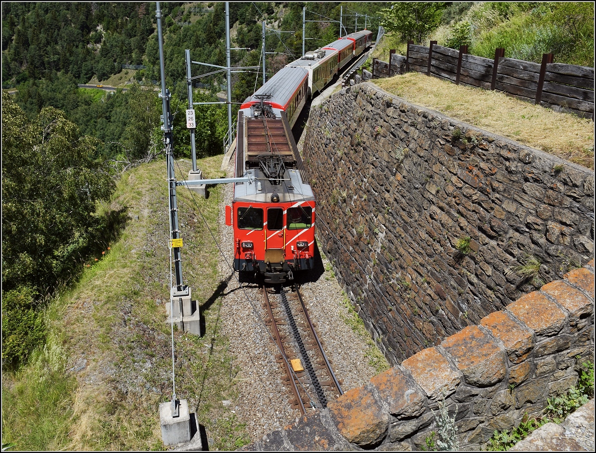 Deh II 96 Münster in der Kreiskehre von Grengiols mit einem Zug Richtung Andermatt. Juni 2018.