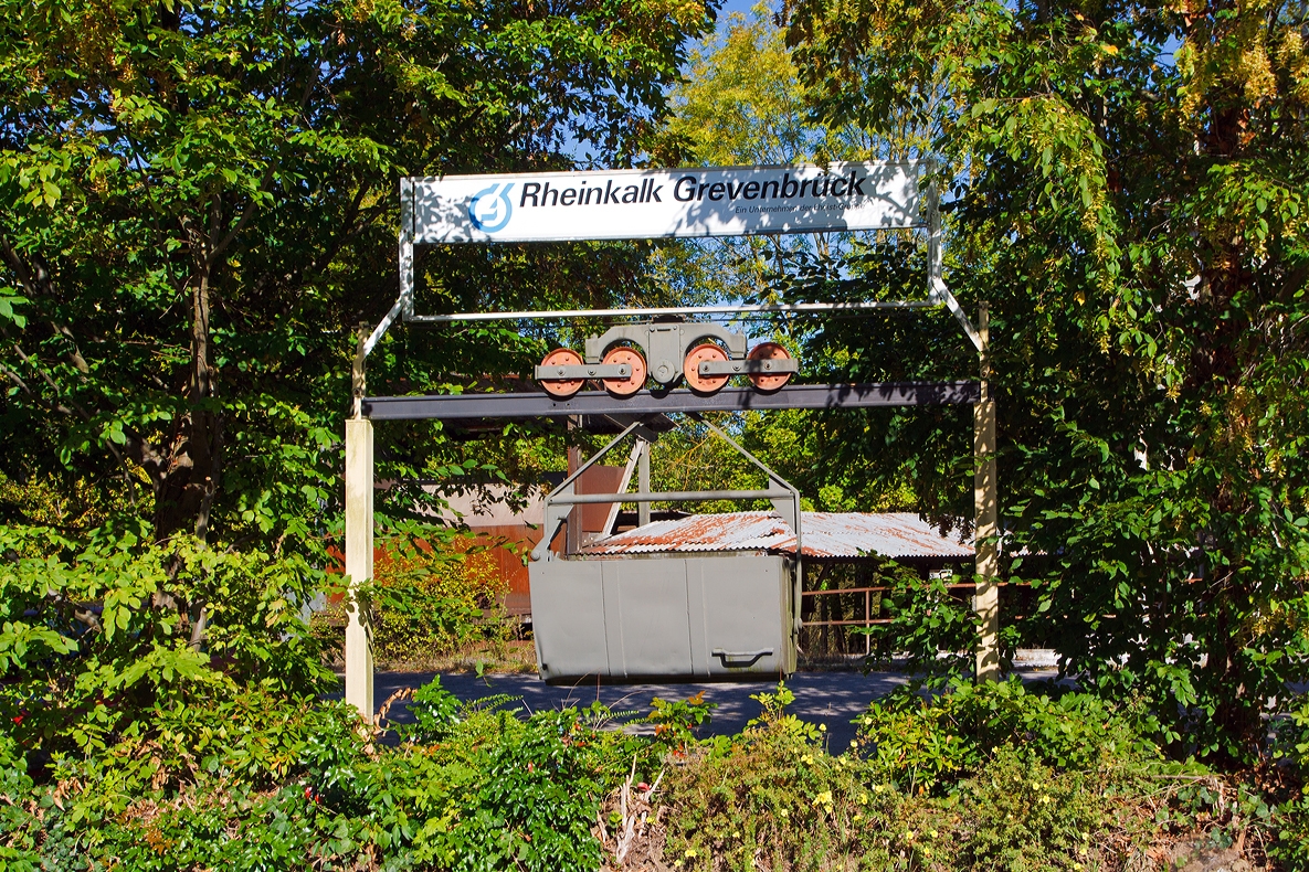 
Denkmal an die ehemalige 1,5 km lange Materialseilbahn der Grevenbrcker Kalkwerke. Hier am 29.09.2013 in Lennestadt Grevenbrck (Sauerland).