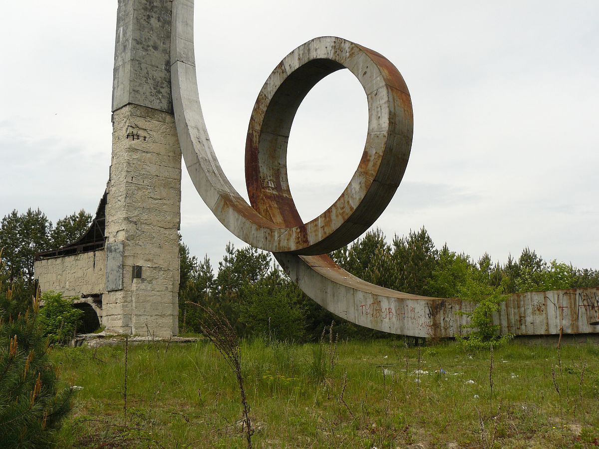 Denkmal fr Pilot und Flugzeugkonstrukteur Nestorov (1887-1914) bei Zhovkva, Ukraine 11-05-2014.

Monument ter ere van militaire vlieger Nestorov (1887-1914) bij Zhovkva, Oekrane 11-05-2014.