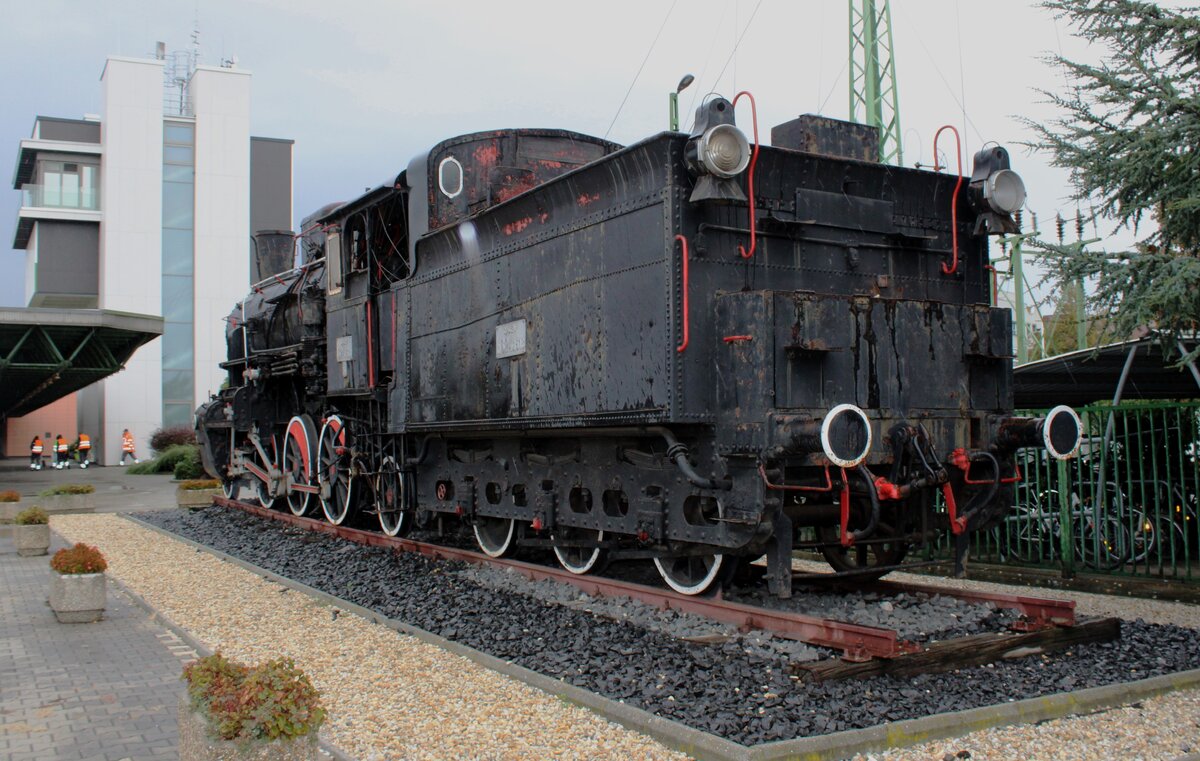 Denkmallok GySEV 423.1518 steht am ganz verregneten 16 September 2024 ins Bahnhof von Sopron.