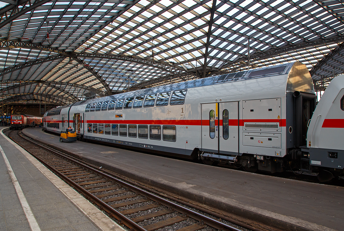 
Der 1. Klasse IC 2 – Doppelstockwagen D-DB 50 16 – 81 155-8 DApza 687.2 der DB Fernverkehr AG am 22.05.2018 ,im Zugverband (Wagen 4) des IC 2443 nach Dresden Hbf, im Hauptbahnhof Köln.

DB Fernverkehr setzt seit dem 12. Dezember 2015 aus Doppelstockwagen gebildete Intercity-Züge unter der Bezeichnung Intercity 2 (in Kurzform IC2) ein. Hierfür wurden zunächst 27 Zugeinheiten beschafft, die aus je vier Doppelstock-Mittelwagen, einem Doppelstock-Steuerwagen und einer auf 160 km/h ausgelegten Lokomotive der Bombardier-Traxx-Baureihe P160 AC2 (DB 146.5) bestehen. Die Doppelstock-Wagen sind zwar für eine Höchstgeschwindigkeit von 189 km/h konstruiert, doch werden die Züge wegen der dazu erforderlichen gesonderten Zulassungsprozedur (mit noch zu bestellenden Lokomotiven der Baureihe Bombardier TRAXX P189 AC) auf längere Sicht nur für eine Geschwindigkeit von 160 km/h zugelassen sein.

Durch die Beschaffung der Doppelstock-Intercitys sollten vordringlich Fahrzeugkapazitäten geschaffen werden, um die Fahrzeugreserve des DB-Fernverkehrs zu vergrößern. Der Wert des 2011 an Bombardier Transportation vergebenen Auftrags wurde mit 362 Millionen Euro beziffert. Die Kosten eines Zuges mit fünf Wagen und einer Lokomotive der Baureihe 146.5 betragen 17 Millionen Euro.

Die Züge verfügen über 468 Sitzplätze, davon 70 in der ersten Klasse. Ein Bistro oder Restaurant ist nicht vorhanden, stattdessen erfolgt auf einzelnen Streckenabschnitten eine Bewirtung am Platz. Die Züge verfügen unter anderem über Handyverstärker und eine fahrzeuggebundene Rollstuhlrampe. Eine Intercity-2-Garnitur besteht aus einem zweite Klasse Steuerwagen, drei zweite Klasse Mittelwagen und einem erste Klasse Mittelwagen, an den die Lok gekoppelt wird. Bei den Mittelwagen befinden sich die Türen über den Drehgestellen (sogenannter Hochflureinstieg), sodass sowohl Unter- als auch Oberstock nur durch Treppen erreichbar sind. Der Unterstock des Steuerwagens ist durch Niederflureinstiege zwischen den Drehgestellen barrierefrei erreichbar und ist mit Fahrradstellplätzen sowie einer barrierefreien Toilette ausgestattet. Der Oberstock ist nicht barrierefrei und wird im Steuerwagen über zwei Treppen erreicht.

Der Einsatz der Doppelstock-Intercity-Züge – nun mit der Bezeichnung Intercity 2 (IC2) – begann zum Fahrplanwechsel im Dezember 2015.

Die Drehgestelle:
Die Wagen laufen auf Drehgestellen der Bauart Görlitz IX. Im Jahr 2004 führte Bombardier eine Marktanalyse durch, die ergab, dass Doppelstockwagen in Zukunft Geschwindigkeiten von 200 km/h erreichen und durch dafür notwendige Maßnahmen wie Druckertüchtigung die Radsatzlast auf 20 t steigen wird. Die Drehgestelle der Bauart Görlitz VIII ermöglichen jedoch nur Geschwindigkeiten von 160 km/h bei Radsatzlasten von 18 t. Daher entwickelte Bombardier in Siegen (eigentlich Netphen - Dreis-Tiefenbach, ehemals Waggon Union) das Drehgestell Görlitz IX, ohne einen konkreten Kundenauftrag erhalten zu haben. Die Konstruktion beruht auf der weit verbreiteten Bauart Görlitz VIII, viele Komponenten sind abwärtskompatibel. Veränderungen wurden bei der Drehgestellanlenkung und den Bremszangen umgesetzt. Außerdem wurde aus Gründen der Kostenersparnis die Zahl der Einzelteile des Drehgestellrahmens verringert, sodass sich die Länge der Schweißnähte um 35 % reduziert. Im Vergleich zur Bauart Görlitz VIII entfallen die bisherigen vier Gussteile pro Rahmen. 2007 wurden sechs Prototyp-Drehgestelle gefertigt, zwei davon mit neuen, kompakteren Bremszangen. Mit vier Drehgestellen wurden durch DB Systemtechnik Fahrversuche durchgeführt, bei denen auf der Schnellfahrstrecke Hannover–Berlin zwischen Wolfsburg und Rathenow 230 km/h erreicht wurden. Ein Drehgestell wurde in Siegen auf einem mit Flachstellen versehenen Rollenprüfstand einem Dauerschwingversuch unterzogen. 

Die Drehgestelle werden seither in den Bombardier Twindexx sowie den Doppelstock-Intercitys (die zur Produktfamilie Twindexx gehören) verbaut.

TECHNISCHE DATEN:
Hersteller:  Bombardier, Werk Görlitz / Drehgestelle Werk Siegen
Baujahre: 2013 bis 2015
Spurweite: 1.435 mm
Länge über Puffer:  26.800 mm
Wagenkastenlänge:  26.400 mm
Drehzapfenabstand:  20.000 mm
Achsstand im Drehgestell:  2.500 mm
Drehgestellbauart:  Görlitz IX
Leergewicht:  54 t
Höchstgeschwindigkeit: 160 km/h
Zulassungen für: D 
Sitzplätze: 70 in der 1. Klasse
Toiletten: 2, geschlossenes System
Kleister befahrbarer Gleisbogen: R 90 m
Bremsbauart:  KE-R-A-Mg

