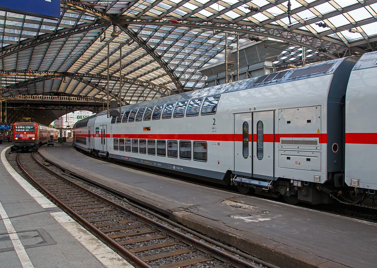 
Der 2. Klasse IC 2 – Doppelstockwagen D-DB 50 26 – 81 453-5 DBpza 682.2 der DB Fernverkehr AG am 22.05.2018 ,im Zugverband (Wagen 4) des IC 2443 nach Dresden Hbf, im Hauptbahnhof Köln.

DB Fernverkehr setzt seit dem 12. Dezember 2015 aus Doppelstockwagen gebildete Intercity-Züge unter der Bezeichnung Intercity 2 (in Kurzform IC2) ein. Hierfür wurden zunächst 27 Zugeinheiten beschafft, die aus je vier Doppelstock-Mittelwagen, einem Doppelstock-Steuerwagen und einer auf 160 km/h ausgelegten Lokomotive der Bombardier-Traxx-Baureihe P160 AC2 (DB 146.5) bestehen. Die Doppelstock-Wagen sind zwar für eine Höchstgeschwindigkeit von 189 km/h konstruiert, doch werden die Züge wegen der dazu erforderlichen gesonderten Zulassungsprozedur (mit noch zu bestellenden Lokomotiven der Baureihe Bombardier TRAXX P189 AC) auf längere Sicht nur für eine Geschwindigkeit von 160 km/h zugelassen sein.

Durch die Beschaffung der Doppelstock-Intercitys sollten vordringlich Fahrzeugkapazitäten geschaffen werden, um die Fahrzeugreserve des DB-Fernverkehrs zu vergrößern. Der Wert des 2011 an Bombardier Transportation vergebenen Auftrags wurde mit 362 Millionen Euro beziffert. Die Kosten eines Zuges mit fünf Wagen und einer Lokomotive der Baureihe 146.5 betragen 17 Millionen Euro.

Die Züge verfügen über 468 Sitzplätze, davon 70 in der ersten Klasse. Ein Bistro oder Restaurant ist nicht vorhanden, stattdessen erfolgt auf einzelnen Streckenabschnitten eine Bewirtung am Platz. Die Züge verfügen unter anderem über Handyverstärker und eine fahrzeuggebundene Rollstuhlrampe. Eine Intercity-2-Garnitur besteht aus einem zweite Klasse Steuerwagen, drei zweite Klasse Mittelwagen und einem erste Klasse Mittelwagen, an den die Lok gekoppelt wird. Bei den Mittelwagen befinden sich die Türen über den Drehgestellen (sogenannter Hochflureinstieg), sodass sowohl Unter- als auch Oberstock nur durch Treppen erreichbar sind. Der Unterstock des Steuerwagens ist durch Niederflureinstiege zwischen den Drehgestellen barrierefrei erreichbar und ist mit Fahrradstellplätzen sowie einer barrierefreien Toilette ausgestattet. Der Oberstock ist nicht barrierefrei und wird im Steuerwagen über zwei Treppen erreicht.

Der Einsatz der Doppelstock-Intercity-Züge – nun mit der Bezeichnung Intercity 2 (IC2) – begann zum Fahrplanwechsel im Dezember 2015.

Die Drehgestelle:
Die Wagen laufen auf Drehgestellen der Bauart Görlitz IX. Im Jahr 2004 führte Bombardier eine Marktanalyse durch, die ergab, dass Doppelstockwagen in Zukunft Geschwindigkeiten von 200 km/h erreichen und durch dafür notwendige Maßnahmen wie Druckertüchtigung die Radsatzlast auf 20 t steigen wird. Die Drehgestelle der Bauart Görlitz VIII ermöglichen jedoch nur Geschwindigkeiten von 160 km/h bei Radsatzlasten von 18 t. Daher entwickelte Bombardier in Siegen (eigentlich Netphen - Dreis-Tiefenbach, ehemals Waggon Union) das Drehgestell Görlitz IX, ohne einen konkreten Kundenauftrag erhalten zu haben. Die Konstruktion beruht auf der weit verbreiteten Bauart Görlitz VIII, viele Komponenten sind abwärtskompatibel. Veränderungen wurden bei der Drehgestellanlenkung und den Bremszangen umgesetzt. Außerdem wurde aus Gründen der Kostenersparnis die Zahl der Einzelteile des Drehgestellrahmens verringert, sodass sich die Länge der Schweißnähte um 35 % reduziert. Im Vergleich zur Bauart Görlitz VIII entfallen die bisherigen vier Gussteile pro Rahmen. 2007 wurden sechs Prototyp-Drehgestelle gefertigt, zwei davon mit neuen, kompakteren Bremszangen. Mit vier Drehgestellen wurden durch DB Systemtechnik Fahrversuche durchgeführt, bei denen auf der Schnellfahrstrecke Hannover–Berlin zwischen Wolfsburg und Rathenow 230 km/h erreicht wurden. Ein Drehgestell wurde in Siegen auf einem mit Flachstellen versehenen Rollenprüfstand einem Dauerschwingversuch unterzogen. 

Die Drehgestelle werden seither in den Bombardier Twindexx sowie den Doppelstock-Intercitys (die zur Produktfamilie Twindexx gehören) verbaut.

TECHNISCHE DATEN:
Hersteller:  Bombardier, Werk Görlitz / Drehgestelle Werk Siegen
Baujahre: 2013 bis 2015
Spurweite: 1.435 mm
Länge über Puffer:  26.800 mm
Wagenkastenlänge:  26.400 mm
Drehzapfenabstand:  20.000 mm
Achsstand im Drehgestell:  2.500 mm
Drehgestellbauart:  Görlitz IX
Leergewicht:  54 t
Höchstgeschwindigkeit: 160 km/h
Zulassungen für: D 
Sitzplätze: 113 in der 2. Klasse
Toiletten:  2, geschlossenes System
Kleister befahrbarer Gleisbogen: R 90 m
Bremsbauart:  KE-R-A-Mg
