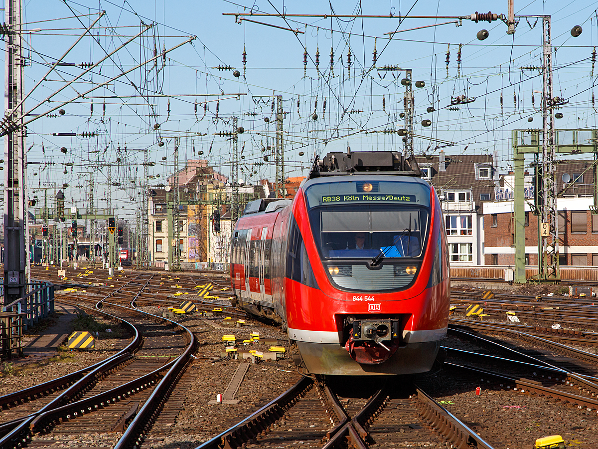 
Der 3-teilige Bombardier Talent Dieseltriebzug 644 544 / 644 044 (mit diesel-elektrischem Antrieb) der DB Regio NRW fährt am 08.03.2015, als RB 38  Erft-Bahn  (Düsseldorf - Grevenbroich - Köln), in den Hauptbahnhof Köln ein.