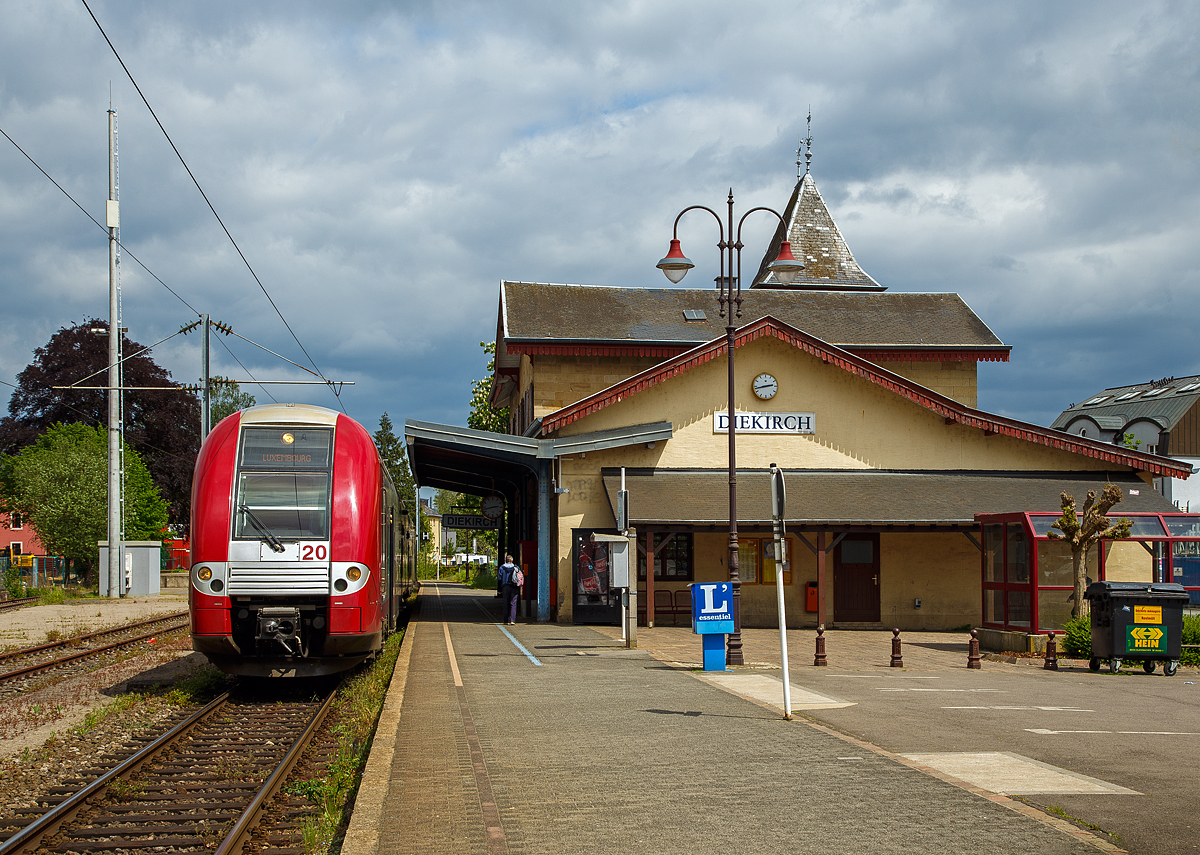 Der 3-teilige-Doppelstocktriebzug CFL 2220 (Alstom Coradia Duplex, Typ TER 2N NG, CFL Serie 2200), auch  Computermaus genannt, steht am 15.05.2016 vom Bahnhof Diekirch (Dikrech) zur Abfahrt nach Luxembourg (Stadt) bereit. 

Der Bahnhof Diekirch (Straßenseite) ist heute Endstation der 4,1 km langen Bahnstrecke Ettelbrück – Diekirch, die seit November 1862 in Betrieb ist.

Ehemals lag der Bahnhof an der ca. 59 km langen Bahnstrecke
Ettelbrück – Grevenmacher, sie war auch bekannt als Sauertalbahn bzw. Sauerstrecke (luxemburgisch: Sauer Linn). Die Strecke verlief von Ettelbrück über Diekirch, Echternach und Wasserbillig bis nach Grevenmacher. Neben der Strecke nach Diekirch, ist noch der Anschluss von Wasserbillig zum Moselhafen Mertert in Betrieb. 

Ab 1954 wurde der Personenverkehr auf dem Abschnitt Echternach - Grevenmacher eingestellt, Anfang der 1960er Jahre auch der Güterverkehr. Im Jahr 1964 wurde auch der Personen- und Güterverkehr auf dem Abschnitt Diekirch - Echternach eingestellt.

Die Elektrifizierung des Abschnitts Wasserbillig–Hafen Mertert erfolgte bis1980 und 1988/89 wurde das verbliebene Streckenstück Ettelbrück–Diekirch zusammen mit dem Abschnitt Luxemburg–Ettelbrück elektrifiziert.