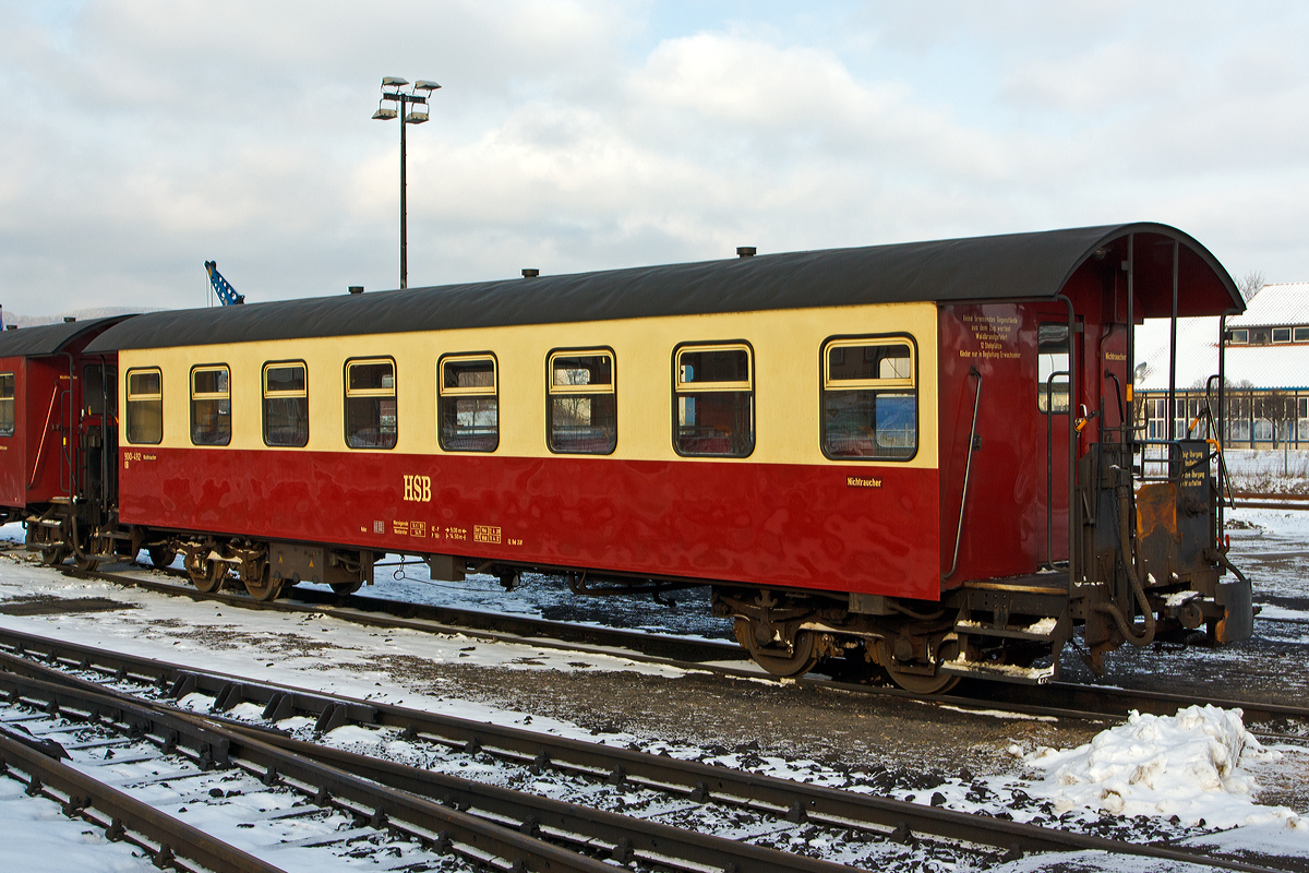 
Der 4-achsige- schmalspur-Reisezugwagen 900-492 KB der HSB, ein ehemaliger sächsischer 750-mm-Einheitswagen, steht am 23.03.2013 beim Bahnhof Wernigerode.

Der ursprüngliche Einheitswagen (750mm-Spur) wurde 1929 bei Linke-Hofmann-Busch AG in Werdau (ehem. Sächsischen Waggonfabrik AG Werdau) als K20 an die DRG (Deutsche Reichsbahn Gesellschaft) geliefert, später wurde er in DR 7.0020 um bezeichnet. 
Nach dem Wiederaufbau der Selketalbahn bestand erhöhter Bedarf an Wagen, so erfolgte1954 der Umbau auf 1.000 mm im Raw Karl-Marx-Stadt (heute Chemnitz) und der Wagen kam als DR 10.161in den Harz. In den achtziger Jahren wurde er (wie alle dieser Wagen) gründlich umgebaut und modernisiert.

Technische Daten:
Gattungsbezeichnung: KB
Spurweite: 1.000 mm
Achsanzahl: 2
Länge über Puffer: 14.500 mm
Drehzapfenabstand:  9.000 mm
Leergewicht : 14.000kg
Gesamtgewicht : 18.000kg
Sitzplätze: 54
Beleuchtung: elektrische Beleuchtung 24V