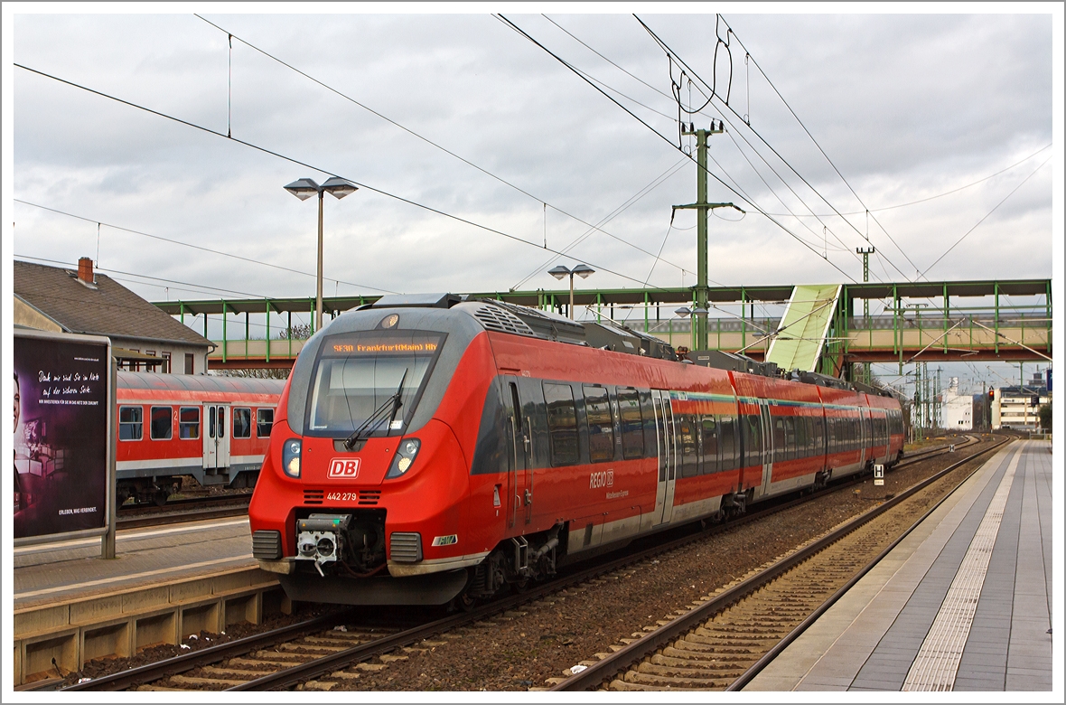 Der 442 279 / 442 779 ein vierteiliger Bombardier Talent 2 der DB Regio erreicht als SE 30 Mittelhessen-Express (Treysa - Marburg&Lahn - Gießen - Frankfurt Hbf)  am 22.06.2013 den Bahnhof Gießen. Hier wird er nun mit einem weiteren Talent 2, den von Dillenburg kommenden SE 40, angekuppelt bevor sie dann gekuppelt nach Frankfurt weiter fahren.