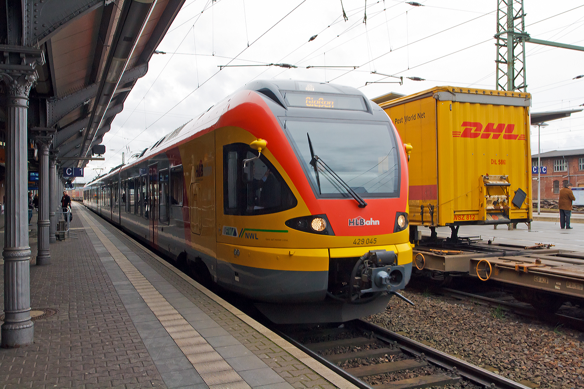 
Der 5-teilige Stadler Flirt 429 045 / 545 der HLB (Hessischen Landesbahn) fährt als RE 40 Siegen-Gießen (HLB24965) am 15.02.2014 in die Endstation, den Bahnhof Gießen ein. 

Wie hier in Hessen wird der Zug als RE 40 geführt. In NRW, wo sich der Startbahnhof Siegen Hbf befindet, wird er als RE 99 geführt.  
