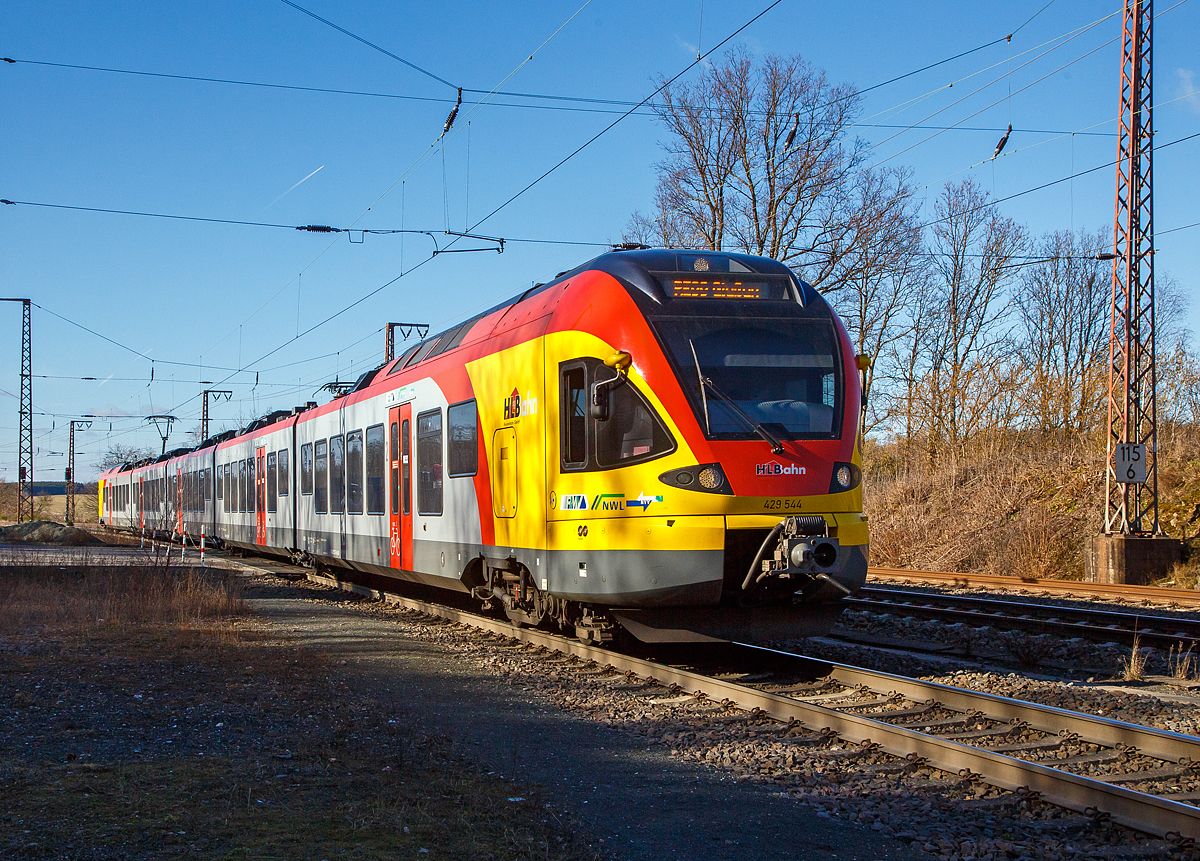Der 5-teilige Stadler Flirt 429 544 / 429 044 der HLB (Hessischen Landesbahn) fährt am 27.02.2021, als RE 99  Main-Sieg-Express  (Siegen - Gießen), durch Rudersdorf (Kr. Siegen) über die Dillstrecke (KBS 445) in Richtung Gießen.