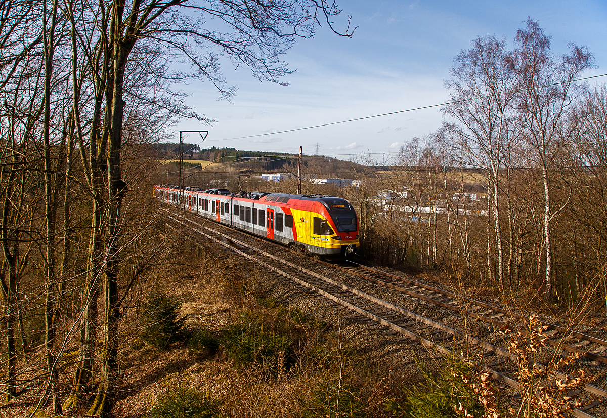 Der 5-teilige Stadler Flirt 429 543 / 429 043 der HLB (Hessischen Landesbahn) fährt am 23.02.2021, als RE 99  Main-Sieg-Express  (Frankfurt  - Gießen - Siegen),  über den Rudersdorfer Viadukt in Richtung Siegen.