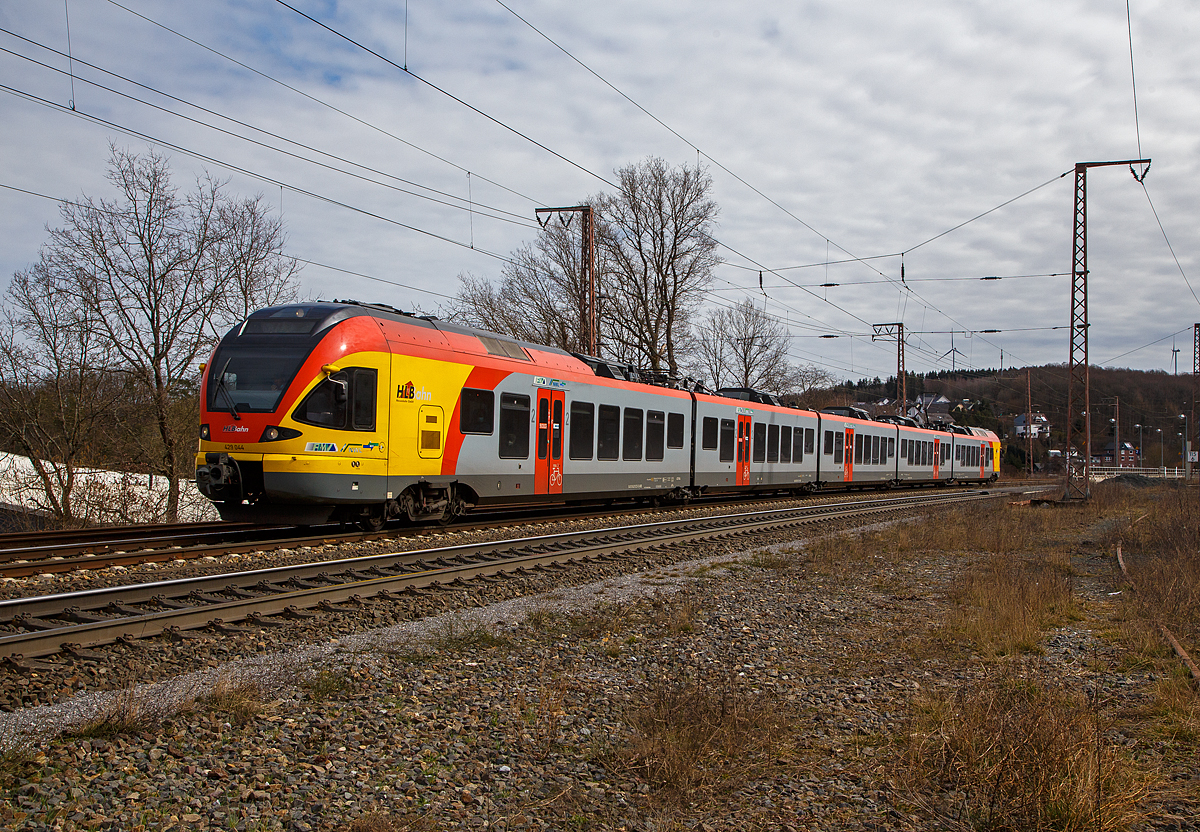 Der 5-teilige Stadler Flirt 429 044 / 429 544 der HLB (Hessischen Landesbahn) fährt am 20.03.2021, als RE 99  Main-Sieg-Express  (Frankfurt - Gießen - Siegen), durch Rudersdorf (Kr. Siegen), an der Dillstrecke (KBS 445), in Richtung Siegen. 