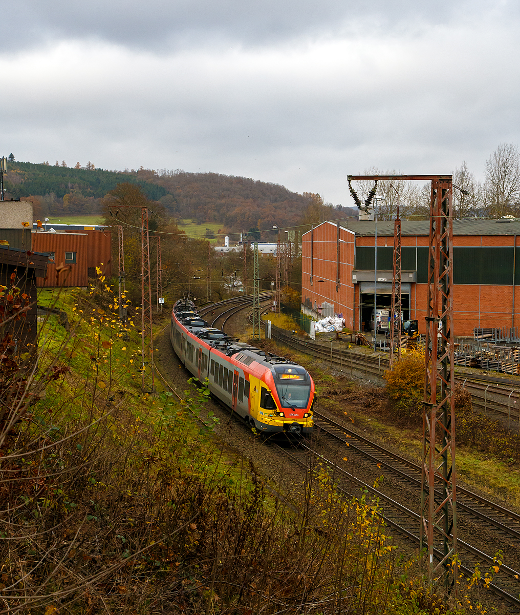 Der 5-teilige Stadler Flirt 429 042 / 542 der HLB Bahn (Hessischen Landesbahn) fährt am 18.11.2021, als RE 99 Siegen – Gießen, bei Siegen - Kaan-Marienborn über die Dillstrecke (KBS 445) in Richtung Dillenburg.